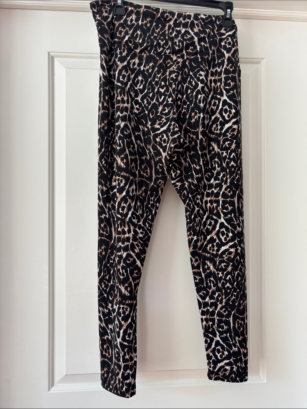 Lysse Black Leopard Print Leggings with Beige Accents - Picture 2 of 4